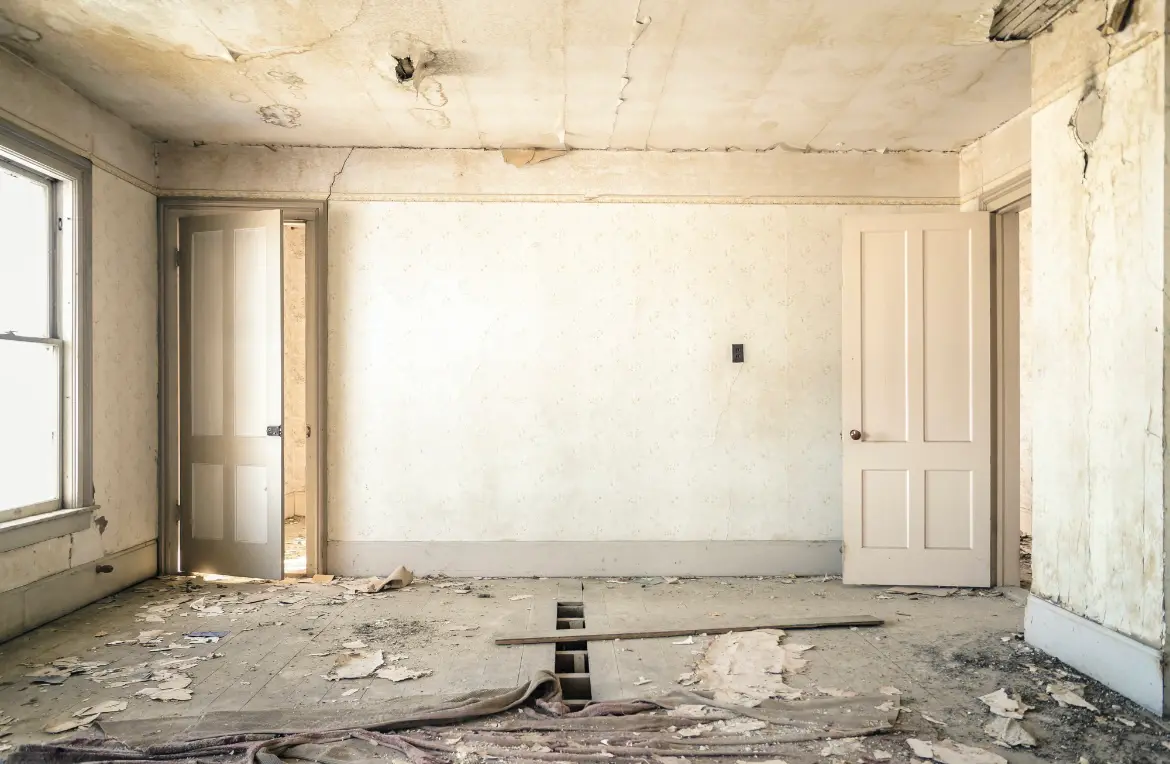 Waste disposal crew managing a cleanout project in Laredo